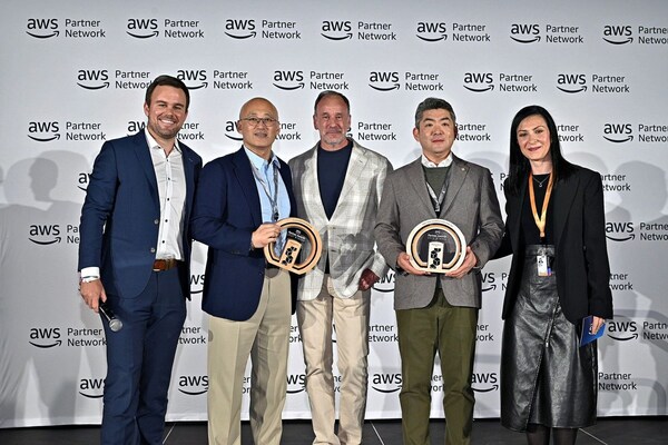On December 1 (local time), at the AWS Partner Awards ceremony held during AWS re:Invent, (from left)Chris Casey, AWS Partnerships – Asia Pacific & Japan, Doug Yeum, CEO of MegazoneCloud, Jaime Valles, Amazon Vice President and General Manager, Asia Pacific and Japan at AWS, Chris Hwang, CRO of MegazoneCloud, and Ruba Borno, AWS Global Specialists and Partners pose for a commemorative photo.