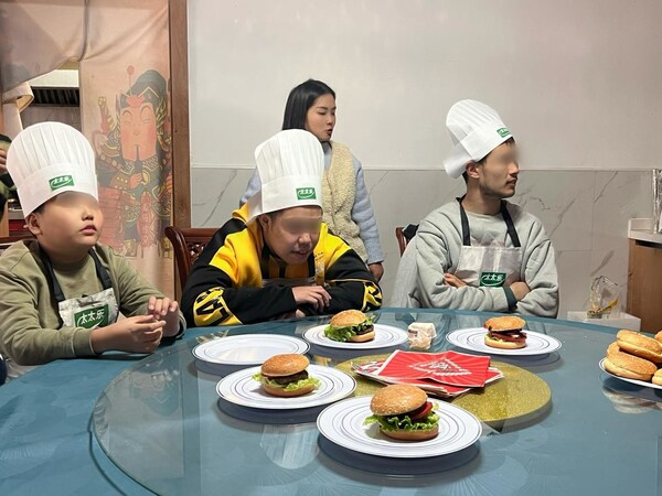 孩子们在专心学习中