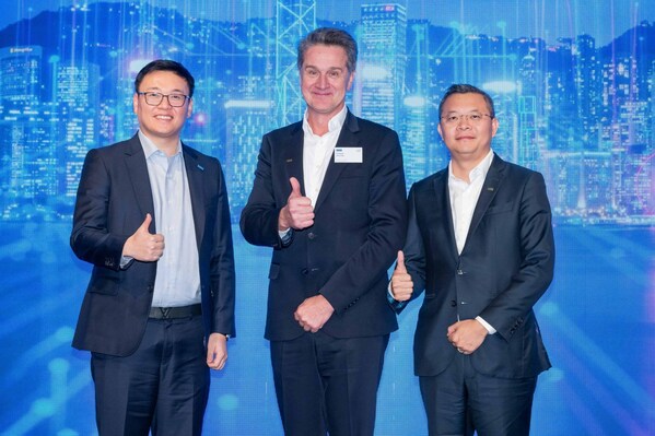 左起:通力大中華區總裁包嘉峰先生、通力集團總裁兼首席執行官 Philippe Delorme 先生及 通力大中華區大灣區高級副總裁香港董事總經理謝佶雋先生 左起:通力大中華區總裁包嘉峰先生、通力集團總裁兼首席執行官 Philippe Delorme 先生及 通力大中華區大灣區高級副總裁香港董事總經理謝佶雋先生