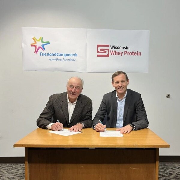 威斯康星乳清蛋白公司创始人兼首席执行官K Kachadurian和菲仕兰食品配料全球总裁Anne Peter Lindeboom 威斯康星乳清蛋白公司创始人兼首席执行官K Kachadurian和菲仕兰食品配料全球总裁Anne Peter Lindeboom