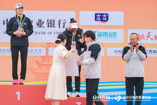 众合云科联合创始人兼CDO胡万军为半程马拉松女子组颁奖