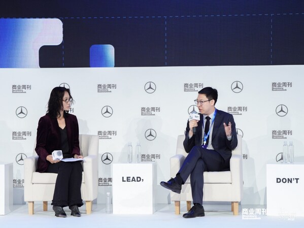 左：《商业周刊》播客《总之》主理人 王芳、右：国际关系学院国际政治系美国问题专家 孙冰岩