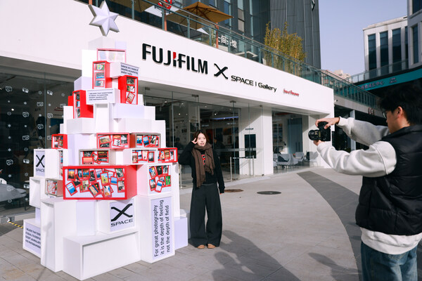 南京X-SPACE观众与影像之树合影