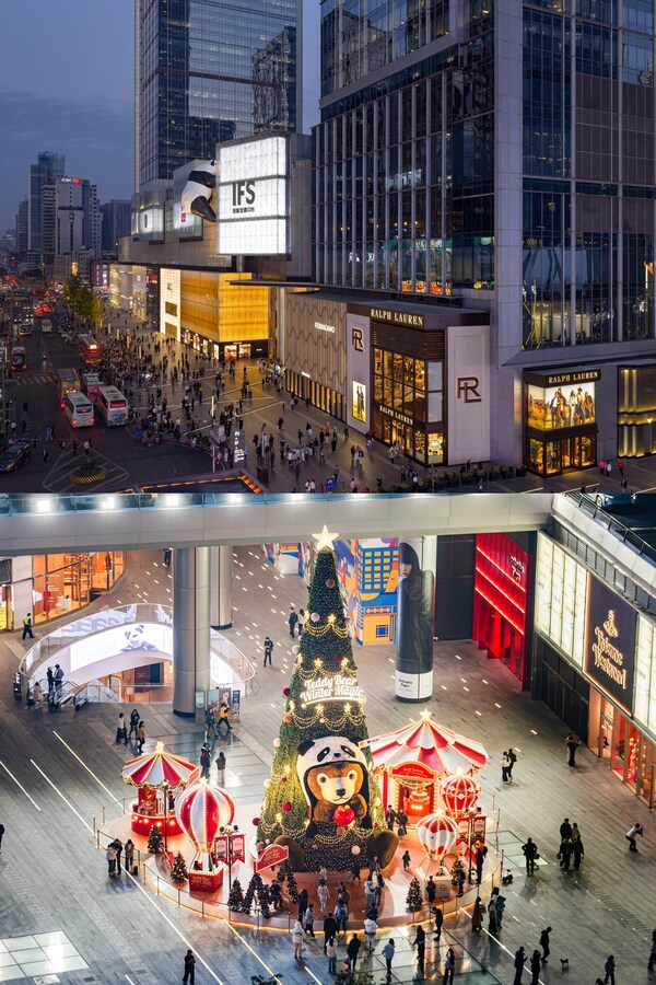 “泰迪熊冬日奇境”點亮城市夜晚