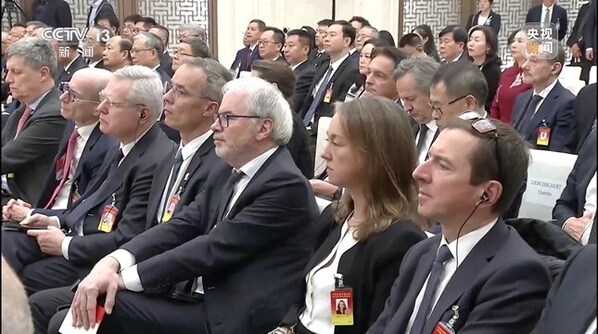 （二排右三）復(fù)星旅文聯(lián)席CEO、Club Med地中海俱樂部總裁兼CEO斯特凡納·馬凱爾（Stéphane Maquaire）