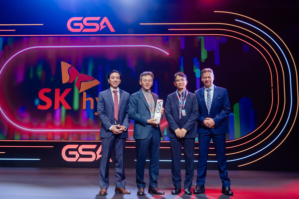 Justin Kim, President & Head of AI Infra at SK hynix (second from left), and Sungsoo Ryu, President of SK hynix America (third from left), pose for a photo with event officials at the GSA Awards 2025.