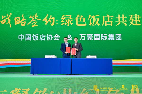 從左到右：中國飯店協(xié)會副秘書長張樂然、萬豪國際集團大中華區(qū)高級工程總監(jiān)袁猛于綠色飯店共建合作協(xié)議簽約現(xiàn)場