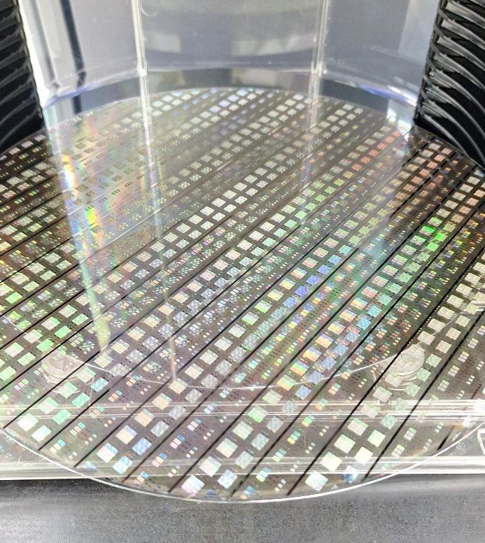 來源：MetaOptics Ltd自行設計的12吋玻璃晶圓上的矩形超透鏡展示圖