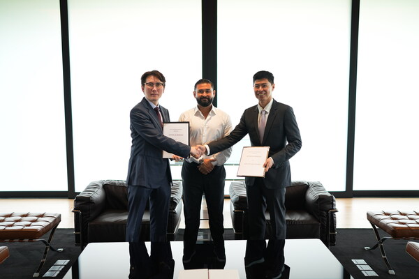 EN: (Right) TS Wong, Co-founder of Zetrix and (Left) Dato’ Lion Peh, Managing Director of Bullish Aim Sdn Bhd, exchanging the agreement, witnessed by (Middle) His Royal Highness Tunku Ismail Ibni Sultan Ibrahim, the Regent of Johor. (PRNewsfoto/Zetrix)