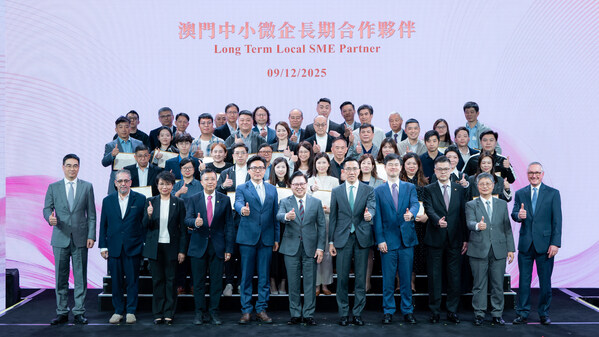 “金沙中國本地中小微企采購合作計劃”成立10周年慶典中，一眾金沙中國管理層向來自澳門各行業(yè)的40家長期合作的中小企頒發(fā)感謝狀，答謝他們多年來的貢獻，當中不少已與金沙中國超過二十年。