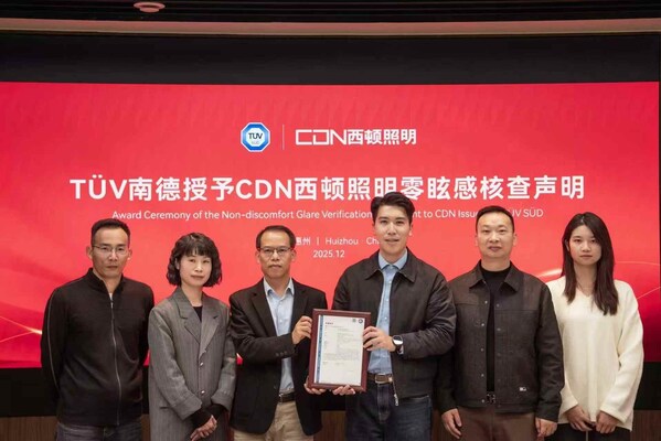 TüV南德與CDN西頓照明雙方代表頒證合影