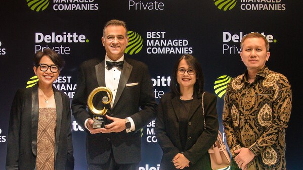 Mowilex CEO Niko Safavi (second left), accompanied by CMO Johanna Daunan (left), CSCO Yossy Tresinya Prameswari (second right), and CFO Rizal Iswara (right), receives Mowilex's fourth consecutive award as one of Indonesia's Best Managed Companies. (PRNewsfoto/PT Mowilex Indonesia)