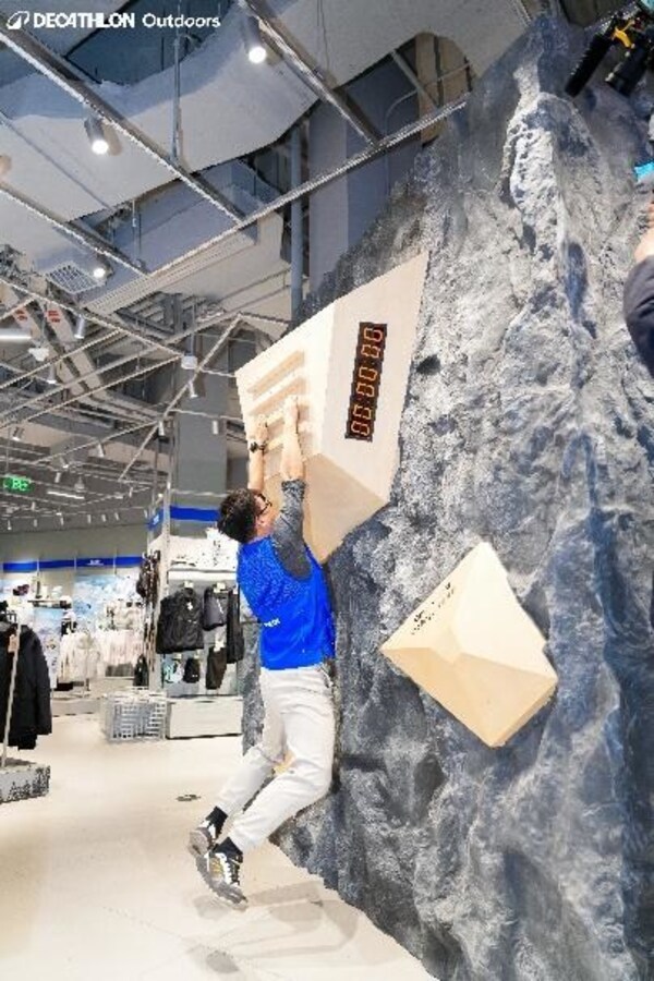 门店内"山野实验室""指力挑战墙"成为消费者热门打卡点 门店内"山野实验室""指力挑战墙"成为消费者热门打卡点