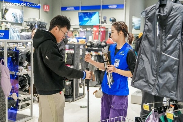 门店运动专家为消费者提供适配运动需求的产品选购建议 门店运动专家为消费者提供适配运动需求的产品选购建议