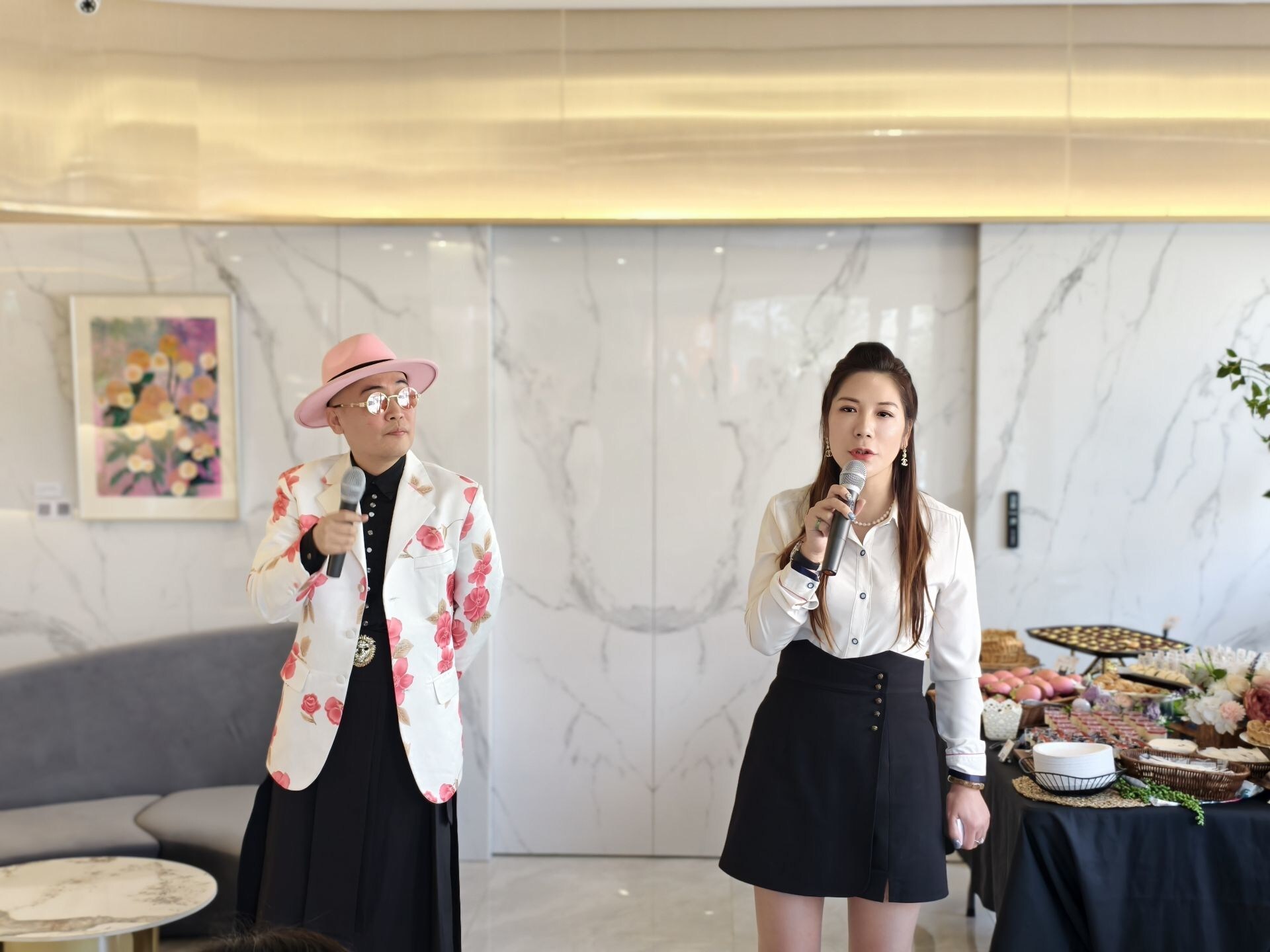 《圓.生寓境》開幕茶會現場,活動主持人(左)與「銷售女王」韓心怡(右)共同出席,分享藝術與生活美學的連結。張哲維攝 《圓.生寓境》開幕茶會現場,活動主持人(左)與「銷售女王」韓心怡(右)共同出席,分享藝術與生活美學的連結。張哲維攝