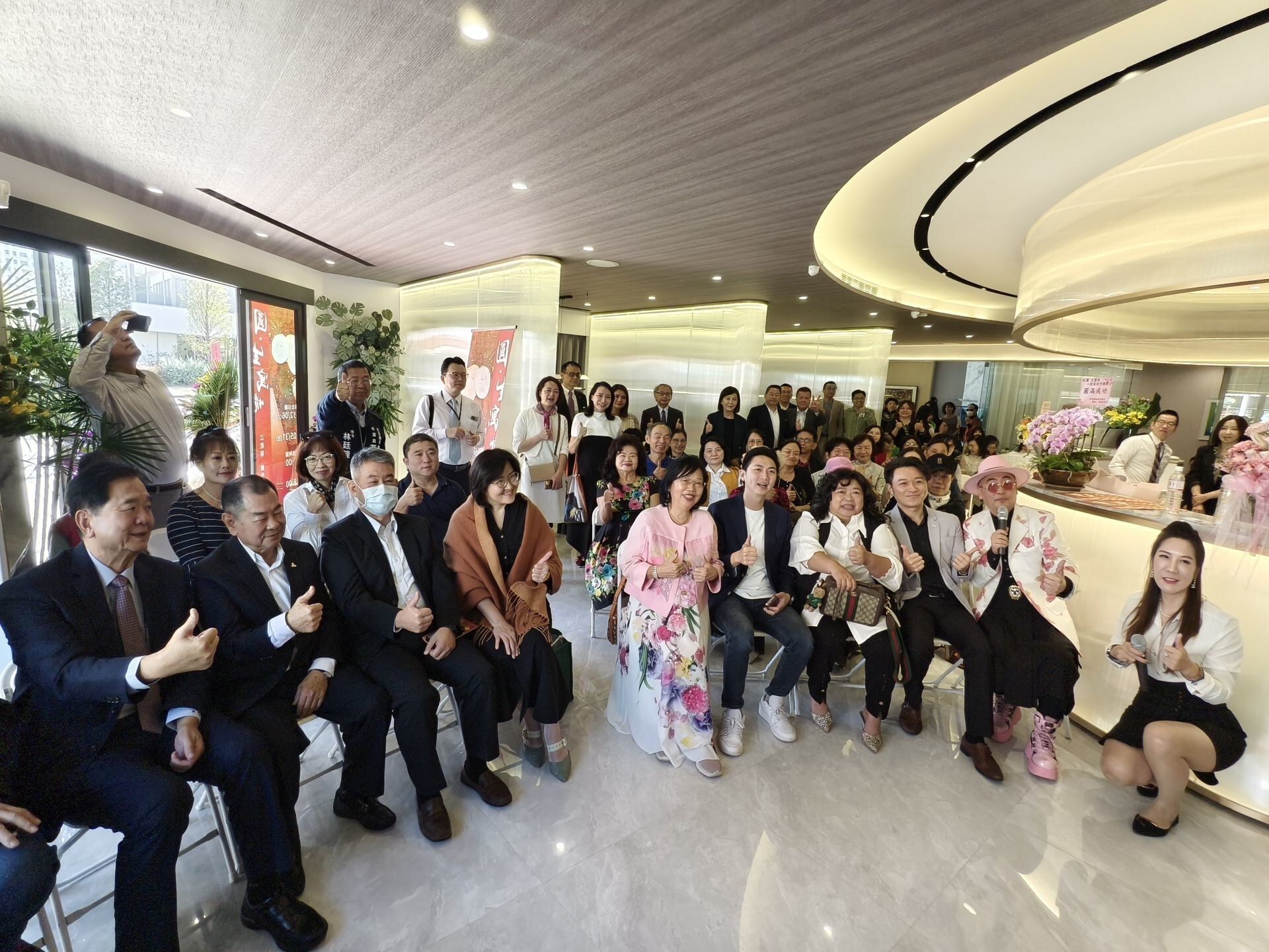 《圓.生寓境》個展於熊圖敘 DOS 接待中心揭幕,吸引立法委員廖偉翔與各界貴賓到場,共同見證建築與藝術跨界共融的生活美學場域。張哲維攝 《圓.生寓境》個展於熊圖敘 DOS 接待中心揭幕,吸引立法委員廖偉翔與各界貴賓到場,共同見證建築與藝術跨界共融的生活美學場域。張哲維攝