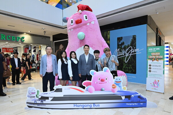 A commemorative event photo. (From left: Gil Ki-yeon, CEO of the Seoul Tourism Organization; from right, third: Oh Se-hoon, Mayor of Seoul)
