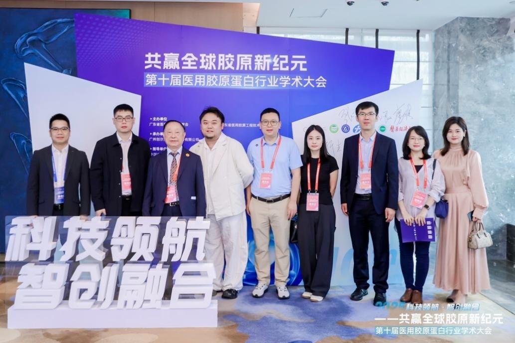 Academician Liao Wanqing of the Chinese Academy of Engineering was photographed alongside the company founder.