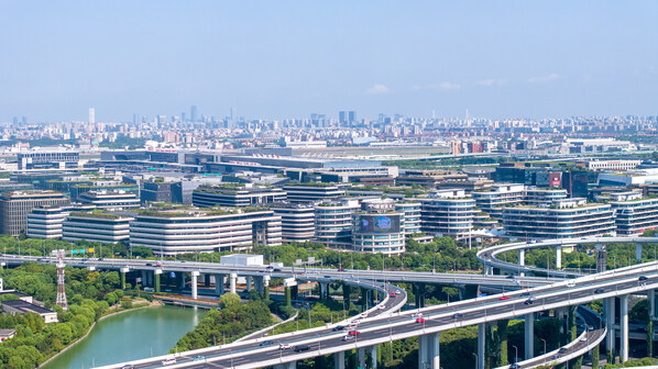 Hongqiao International Central Business District is one of the major gathering hubs for foreign-invested headquarters. CHINA DAILY