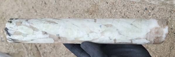 Figure 3: Large spodumene crystals in drill hole CV25-942 at ~351 m depth (core length) at the CV4 Pegmatite. Core graded 1.4 m at 2.22% Li2O over sample interval (350.2 m to 351.6 m). (CNW Group/PMET Resources Inc.) Figure 3: Large spodumene crystals in drill hole CV25-942 at ~351 m depth (core length) at the CV4 Pegmatite. Core graded 1.4 m at 2.22% Li2O over sample interval (350.2 m to 351.6 m). (CNW Group/PMET Resources Inc.)