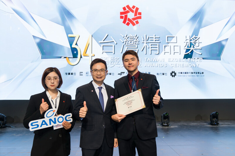 聖威光電 廖育聖博士和公關部 李含贇經理與外貿協會董事長 黃志芳先生合影 聖威光電 廖育聖博士和公關部 李含贇經理與外貿協會董事長 黃志芳先生合影