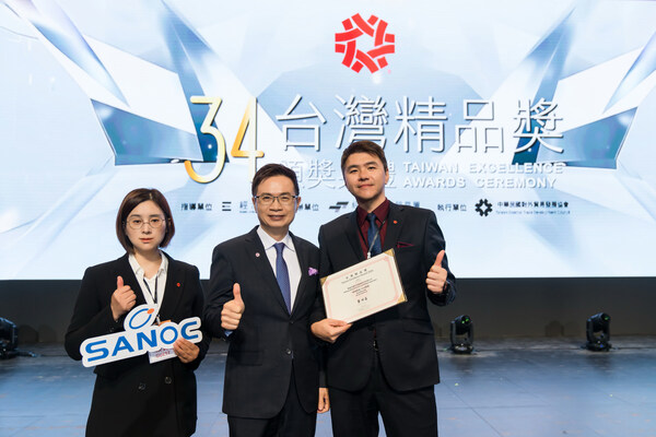 聖威光電 廖育聖博士和公關部 李含贇經理與外貿協會董事長 黃志芳先生合影 聖威光電 廖育聖博士和公關部 李含贇經理與外貿協會董事長 黃志芳先生合影