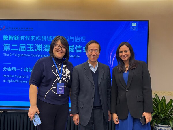 *左起：CACTUS中國區(qū)副總經(jīng)理蔡莉琴女士 / STM中國顧問、開放獲取期刊目錄(DOAJ)中國大使、中國高?？萍计诳芯繒u理事長顏帥博士 / Paperpal產(chǎn)品技術總監(jiān)Shilpi Mehra女士*