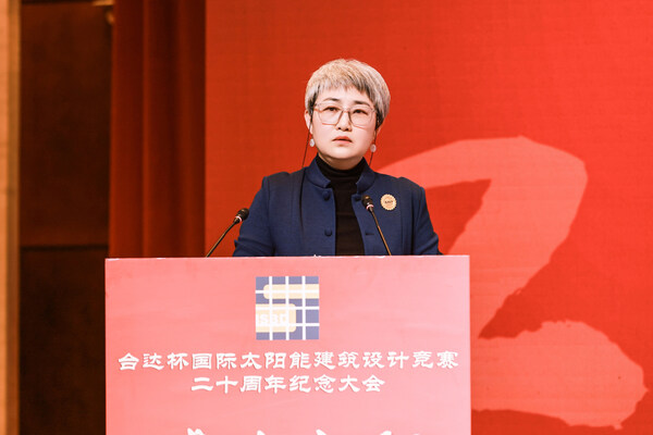 组委会主任张磊介绍了台达杯竞赛二十年的发展历程,并发布了“成为太阳”二十周年主题视频。 组委会主任张磊介绍了台达杯竞赛二十年的发展历程,并发布了“成为太阳”二十周年主题视频。