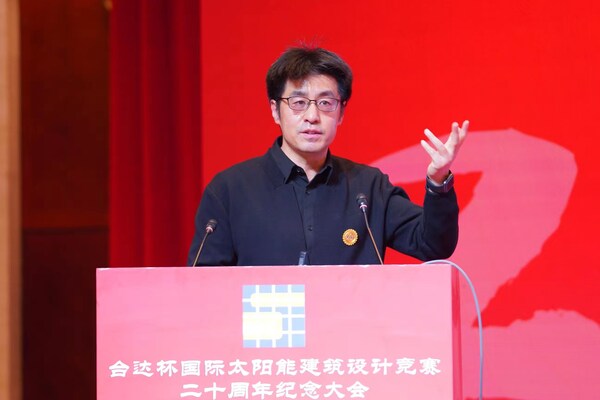 清华大学建筑学院长聘教授、建筑与技术研究所所长宋晔皓展示了新型低碳竹材料、新型光伏光材料以及新能源与建筑一体化设计的应用实践与思考。 清华大学建筑学院长聘教授、建筑与技术研究所所长宋晔皓展示了新型低碳竹材料、新型光伏光材料以及新能源与建筑一体化设计的应用实践与思考。