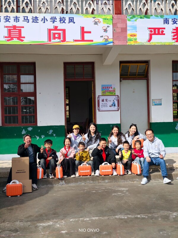 RingCentral企业代表捐赠电脑及文具礼包予马迹小学校长和六名学生 RingCentral企业代表捐赠电脑及文具礼包予马迹小学校长和六名学生