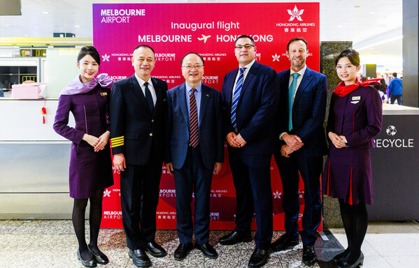 香港航空总裁孙剑锋(左二)、中国驻墨尔本总领事馆总领事房新文(左三)、墨尔本机场航空部长 Jim Parashos(右三)、菲利普岛自然公园旅游总经理Mark Anderson(右二) 香港航空总裁孙剑锋(左二)、中国驻墨尔本总领事馆总领事房新文(左三)、墨尔本机场航空部长 Jim Parashos(右三)、菲利普岛自然公园旅游总经理Mark Anderson(右二)