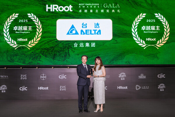 臺達從900多家企業中脫穎而出，四度蟬聯HRoot"卓越雇主"，HRoot執行主編管怡靜（右）為臺達頒獎，臺達全球人資長陳啟禎（左）上臺領獎并發表獲獎感言。