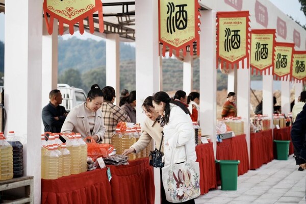 The photo shows that visitors are tasting local wine at the annual culture festival held in Mengshan Town in east China's Jiangxi Province. (PRNewsfoto/Xinhua Silk Road)
