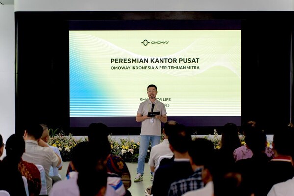 Yulong Chen, General Manager of OMOWAY Indonesia, shares the vision during the grand opening.