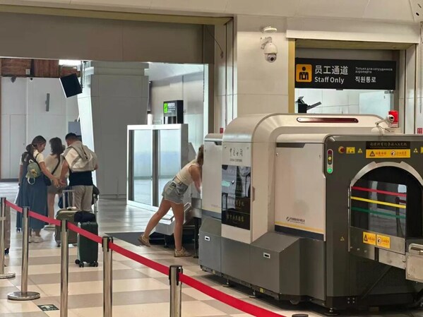 在海南封關運作項目中投入使用的同方威視CT型行李物品檢查系統