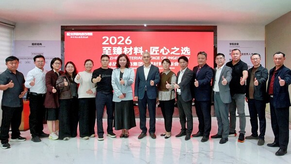 立邦中國TUC事業(yè)群家裝事業(yè)部副總裁查毅敏（左七）、華潯品味裝飾集團總裁冷勁松（左六）、華潯集團董事長夏振華（左八）出席招標會議