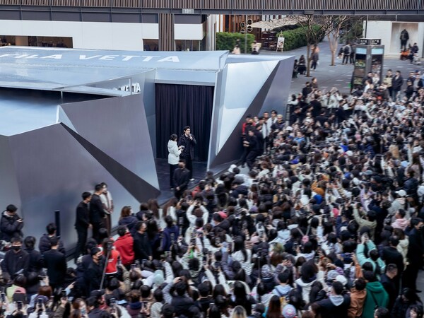 V形线条与金属材质塑造智酷外观 V形线条与金属材质塑造智酷外观