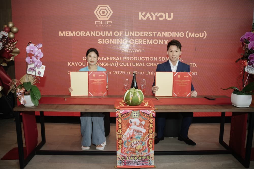 From Left : Ms. Susan Chen, Southeast Asia General Manager of Kayou Cultural Creativity Co., Ltd.   From Right : Mr. Alvin Lee, CEO, One Universal Production & Group of Companies