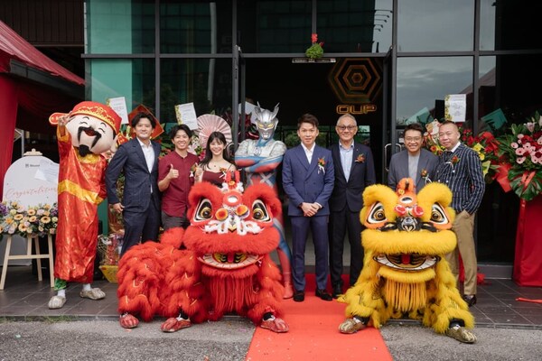 From Left to Right :
Mr. Takeshi Hashimoto, Vice President, Tsuburaya Fields Entertainment International
Ms. Apple Teong, Group General Manager, OUP Group
Ms. Genie Teong, Chief Financial Officer, OUP Group
Mr. Alvin Lee, CEO, One Universal Production & Group of Companies
Mr. Michael Lee, International Chairman, MWF International
Mr. Ivan Wong, Head of Asia, Moonbug Entertainment
Mr. W. Wong, President of Bruce Lee Club Hong Kong