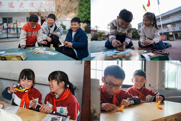 小朋友们用乐高®积木拼搭着自己的创意作品