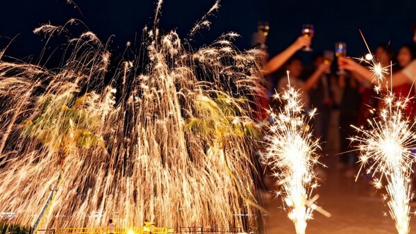 非遺打鐵花表演和冷煙花秀效果預覽