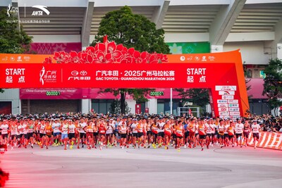 2025广州马拉松赛鸣枪开跑