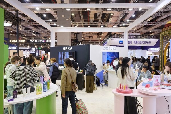 展会现场消费者络绎不绝，纷纷驻足体验