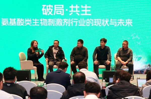 （从左至右）拜耳作物科学作物健康产品经理 张艾嘉，云南农团农业科技有限公司 赵吉祥，
新疆裕民县李伟农资有限公司 李伟，济南智科农业科技服务有限公司 夏世文，四川优信良品农业发展有限公司 容亚文