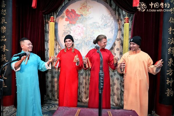 Foreign guests learn kuaiban (rhythmic bamboo clappers) at Xiaoliyuan Crosstalk Teahouse in Tianjin, North China, on Dec 16, 2025