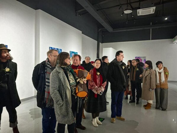 展览现场观众观赏《黄河》《长江》系列作品