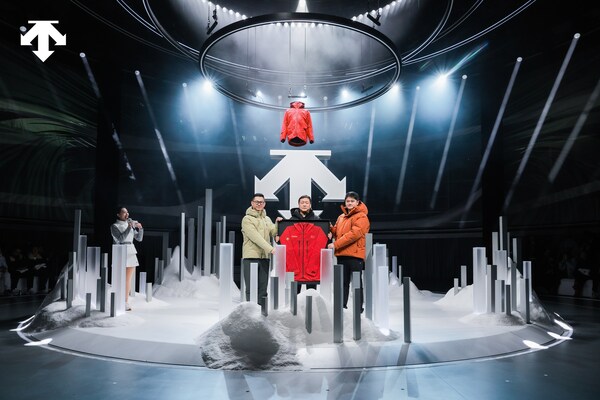 迪桑特（中国）有限公司董事长丁少翔先生、总裁乐俊先生与国家体育总局冬季运动管理中心副主任李文革先生 共同完成国家队队服交接仪式