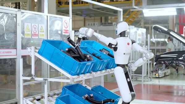 银河通用机器人Galbot G1在生产线执行物料分拣调试工作