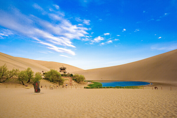 敦煌麗思卡爾頓隱世酒店擇址鳴沙山·月牙泉景區(qū)東側(cè)，坐擁獨(dú)特自然景觀