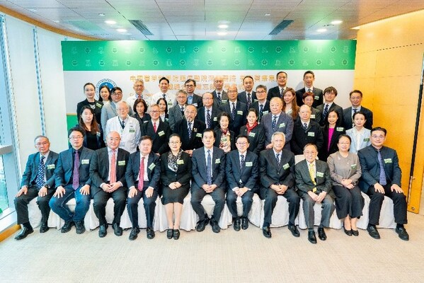 “養(yǎng)和醫(yī)療集團(tuán)與中國醫(yī)學(xué)科學(xué)院腫瘤醫(yī)院深圳醫(yī)院合作備忘錄簽署儀式”全體嘉賓合照。